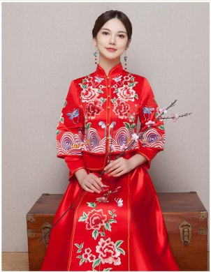 牡丹花刺繡新娘結(jié)婚禮服，波浪紋邊中式禮服