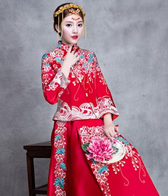 漫天繁花刺繡中式禮服，新娘結(jié)婚禮服