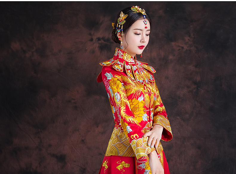 紅色長(zhǎng)款拖尾中式禮服，精美刺繡新娘結(jié)婚禮服