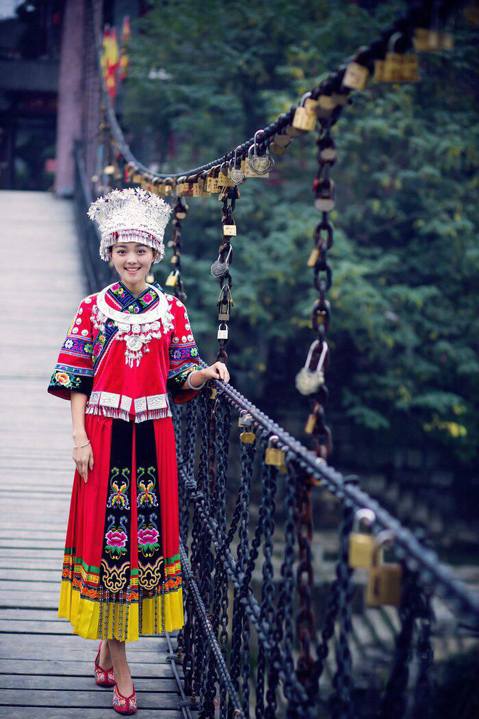 苗族刺繡服飾百褶裙少數(shù)民族服裝