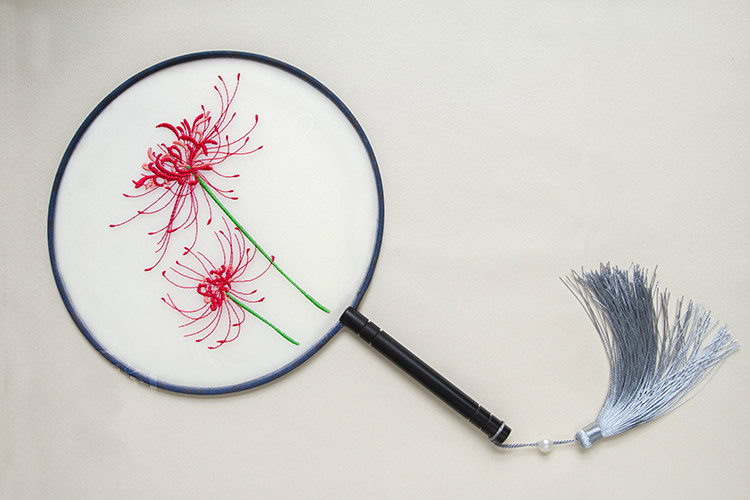 嬌艷彼岸花刺繡古風(fēng)團(tuán)扇，復(fù)古繡花工藝扇子