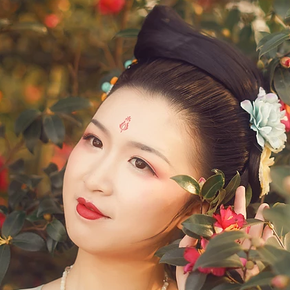 嬌艷紅花帶團扇女生頭像：唯美古風真人頭像