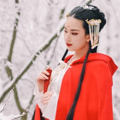 寒雪紅披風(fēng)女生頭像，唯美古風(fēng)真人頭像