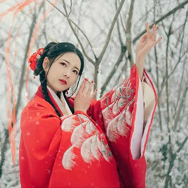 冷艷紅衣白雪女生頭像，唯美古風(fēng)真人頭像