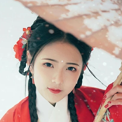 冷艷紅衣白雪女生頭像，唯美古風(fēng)真人頭像