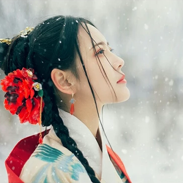 冷艷紅衣白雪女生頭像，唯美古風(fēng)真人頭像