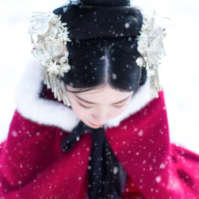 紅衣白雪女生頭像，唯美古風真人頭像