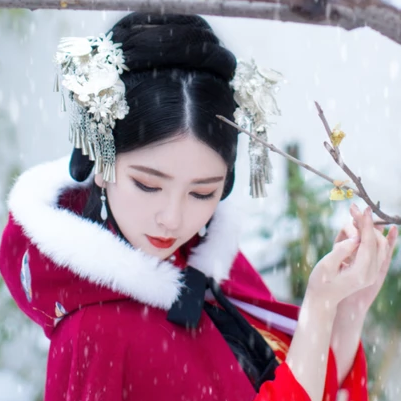 紅衣白雪女生頭像，唯美古風真人頭像