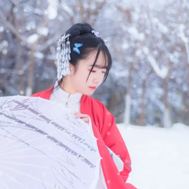 白雪紅衣女生頭像，唯美古風(fēng)真人頭像