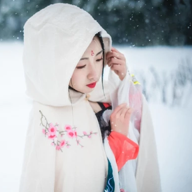 雪地帶披風(fēng)女生頭像，唯美古風(fēng)真人頭像