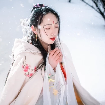 雪地帶披風(fēng)女生頭像，唯美古風(fēng)真人頭像