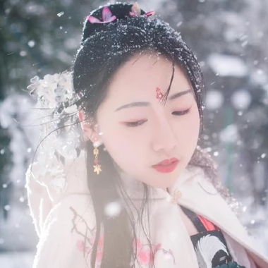 雪地帶披風(fēng)女生頭像，唯美古風(fēng)真人頭像