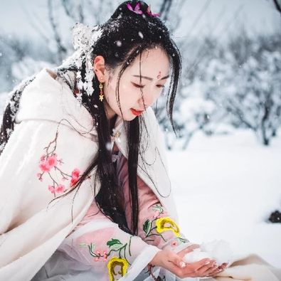 雪地帶披風(fēng)女生頭像，唯美古風(fēng)真人頭像