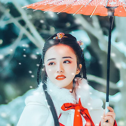 唯美古風真人頭像：雪花帶傘紅衣女生頭像