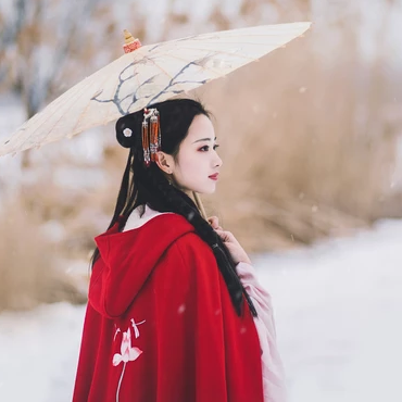 初雪紅披風(fēng)帶傘女生頭像，唯美古風(fēng)真人頭像