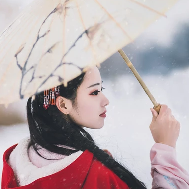 初雪紅披風(fēng)帶傘女生頭像，唯美古風(fēng)真人頭像