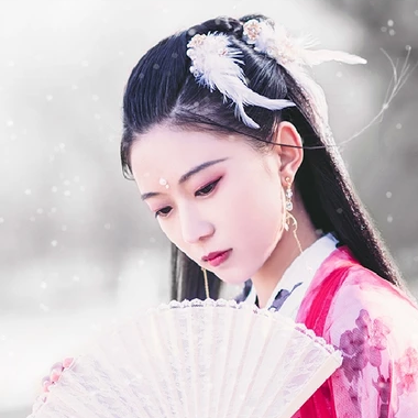 雪仙子紅衣帶折扇女生頭像，唯美古風(fēng)真人頭像