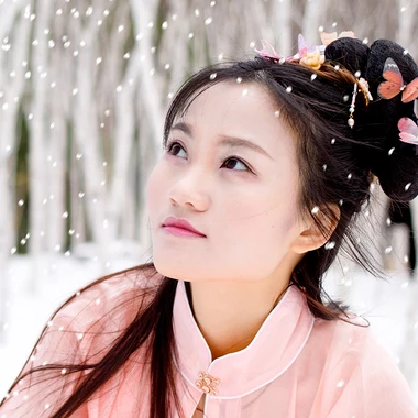 雪景帶傘紅衣女生頭像，唯美古風真人頭像