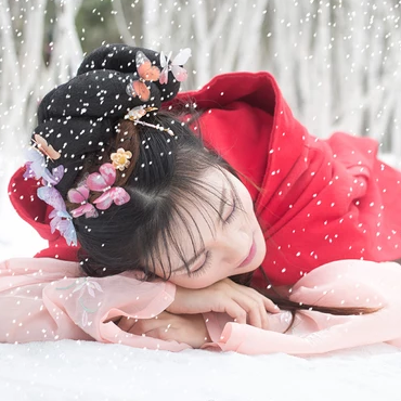 雪景帶傘紅衣女生頭像，唯美古風真人頭像