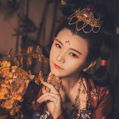 嬌艷帶團(tuán)扇紅衣女生頭像，唯美古風(fēng)真人頭像