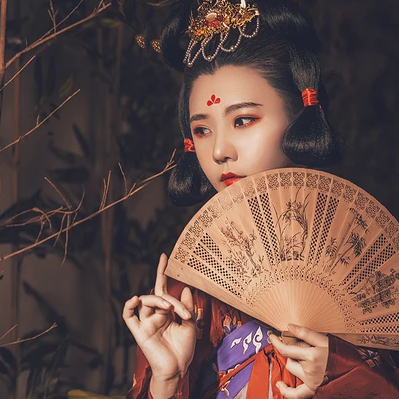 嬌艷帶團(tuán)扇紅衣女生頭像，唯美古風(fēng)真人頭像