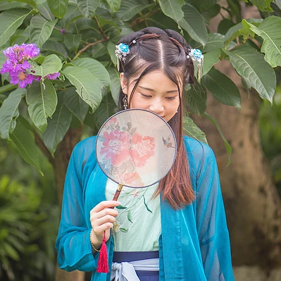 藍衣帶團扇女生頭像，唯美古風(fēng)女子真人頭像